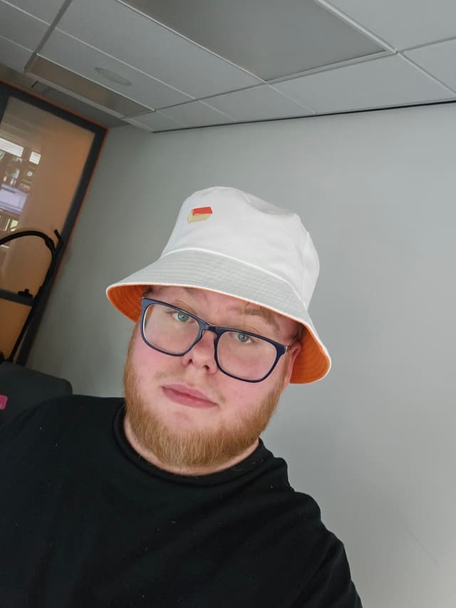 Dragunov in a funny looking bucket hat